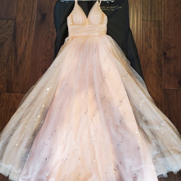 Graduation gown - Picture 3 of 4